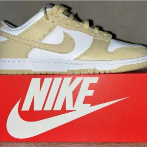 Nike dunk low Team Gold  - Cond 10/10 aldrig använda 👟 Vid frågor tveka inte på att höra av dig 🗣️ 