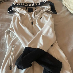 peakperformance hoodie  - super snygg hoodie, knappt använd fint skick, perfekt till träning men även snygg till ett par jeans.