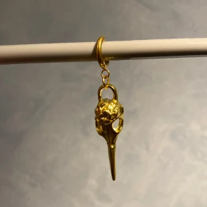 Fågelörhängen! - Jätte trendiga fågelörhängen i guldfärg! Modell: Vera guld 