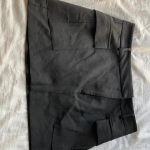  mini kjol från zara - Säljer en mini kjol från zara, säljs då den inte används och är använda 1 gång. 