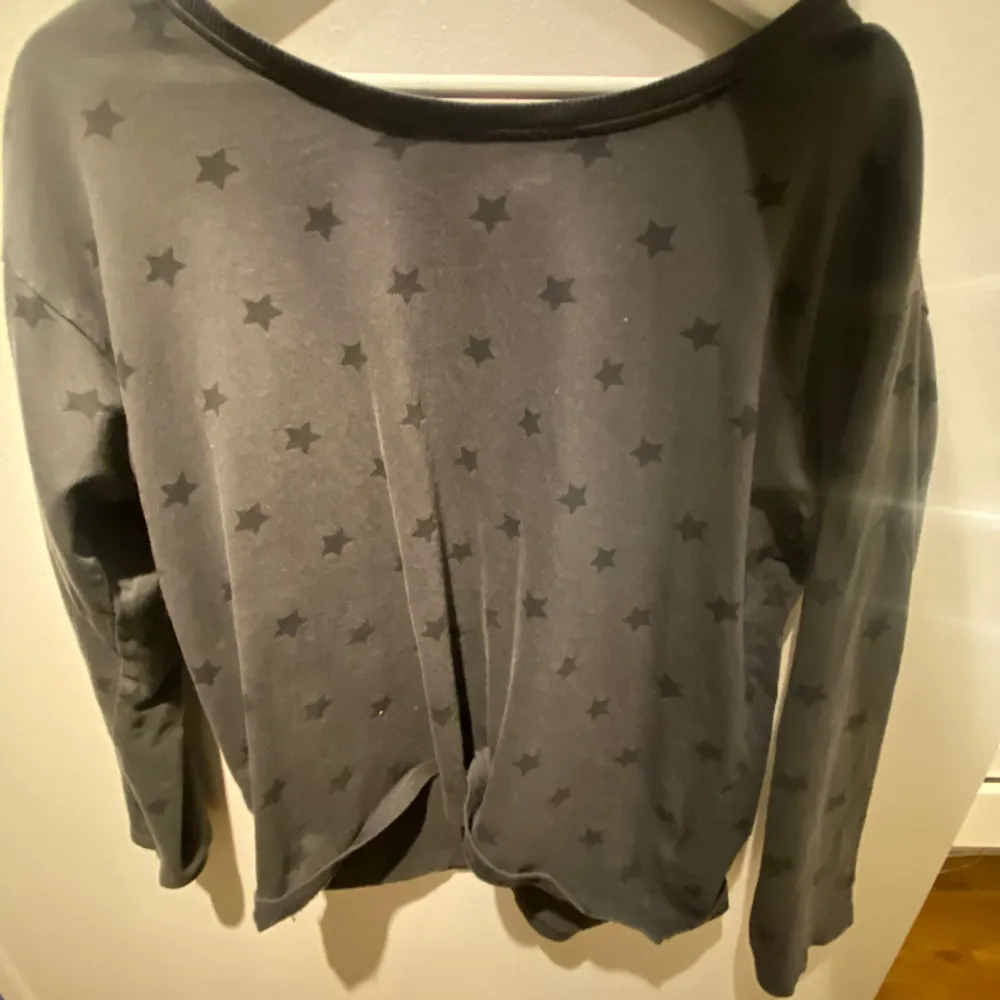 Jättefin långärmad tröja med stjärnor på 💕 säljer då den inte kommer till användning längre , jättebra skick . Tröjor & Koftor.