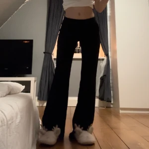 Kostymbyxor  - Snygga svarta kostymbyxor från gina tricot. Hör av dig vid frågor eller funderingar💖