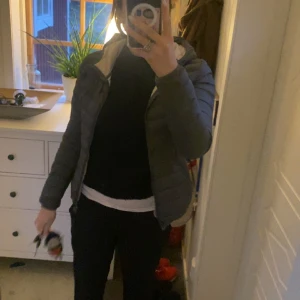 Super fin colmarjacka!!😍 - Säljer nu min fina colmar jacka då den inte kommer till användning mer, i använt skick men inga synliga defekter. Grå/brun med vit beige insida🙌🏼 Går att få bättre bilder hör bara av er💗säljes för 1000kr💗 storlek M
