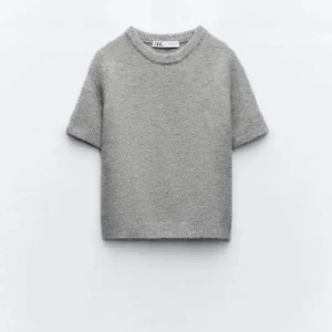 Grå zara tröja - Säljer denna populära stickade zara tröja då jag inte fått användning för den. Endast testad fortfarande med lappar på! Nypris 329kr  Kan gå ner i pris!! 