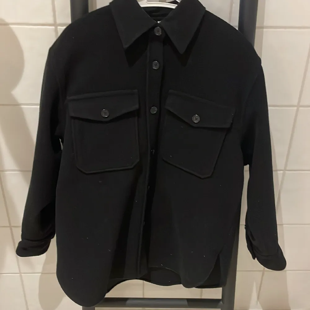 Säljer min snygga 100% ull Overshirt från arket. Den är nästan ny men inte sliten. Har hängt i garderoben ett tag. Skick 9/10. Nypris 990kr . Priset kan diskuteras vid snabb affär. Hör av dig för mer frågor!. Jackor.