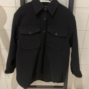 Overshirt  - Säljer min snygga 100% ull Overshirt från arket. Den är nästan ny men inte sliten. Har hängt i garderoben ett tag. Skick 9/10. Nypris 990kr . Priset kan diskuteras vid snabb affär. Hör av dig för mer frågor!