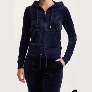 Juicy couture  - Säljer min blåa juicy set då den ej kommer till användning längre, perfekt skick och känns helt nyköpta. Mer bilder och videos tas privat. Pris kan diskuteras 