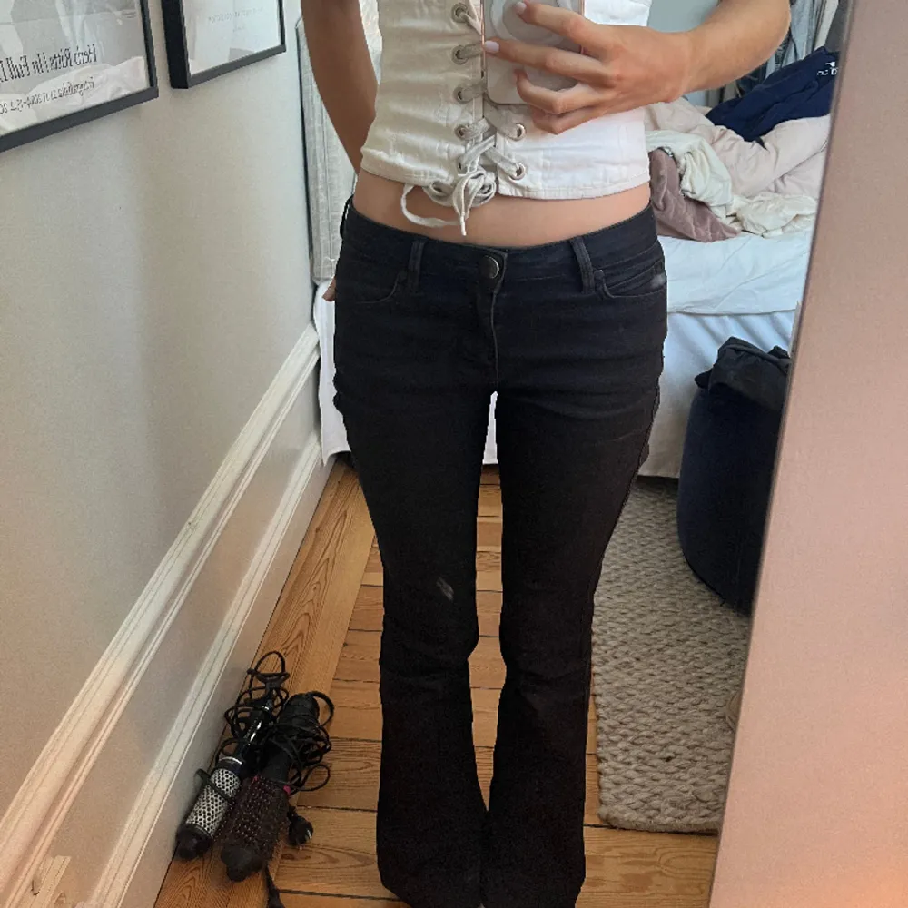 Svarta bootcut jeans i så fin modell, säljer för att de inte kommer till användning, jag är ca 170 mått- midja 34 cm tvärs över, innerbensläng 80 cm . Jeans & Byxor.