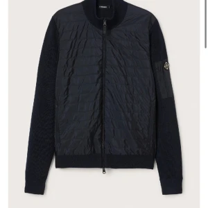 J.Lindeberg cardigan  - Säljer min cardigan från J.Lindeberg då jag inte använder den. Skick 8,5/10. Han på bilden är 185 cm lång. Tveka inte vid frågor/Oliver 