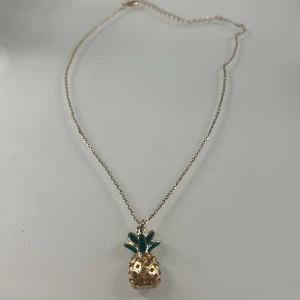 Guld halsband - Ett ananas halsband i guld har aldrig användt men man kan ställa in de i olika storlekar