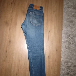 Grischiga levi's jeans - Tjena tjena, nu säljer jag dessa grischiga levi's jeansen i slim fit passform, passar bra för ca 170cm lång. Bra skick, 8,5/10 Skriv gärna vid frågor och funderingar.😊
