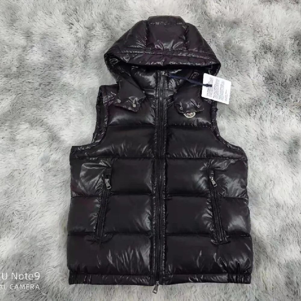 Moncler väst strlk L oanvänd och fräsch . Jackor.