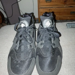 Nike Air Huaraches - Dom e helt nya, knappt använt. Men tyvärr utan kartongen