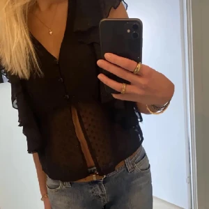 Fest topp - Säljer denna super fina topp som man kan ha på fest, säljer då den inte kommer till användning längre och har massa andra💕sälj inte längre 