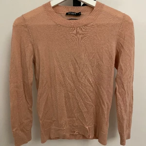 Stickad tröja - Säljer en beige/rosa stickad tröja från tiger of Sweden. Säljer då jag inte använder och behöver pengarna💕 Tröjan är i superfint sick då jag använt den endast en gång.💖