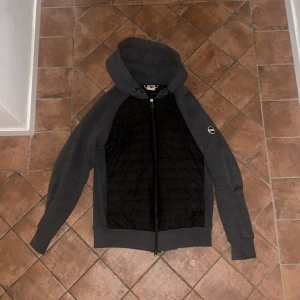 Colmar cardigan - En dunder fet colmar cardigan. Utmärkt skick, inga defekter eller fläckar. Den är i storlek S. En skitsnygg cardigan som passar perfekt till våren samt hösten. Nypris 3000 så säljer för ett sjukt bra  pris. Skriv ifall ni har några som helst frågor!😃