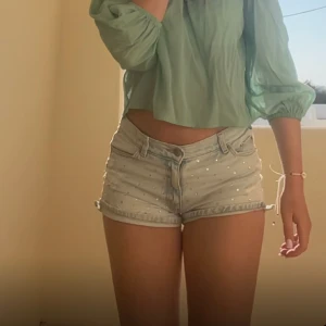 Gulliga shorts  - Jättegulliga shorts med pärlor på från ginas barnavdelningen, passar på en xs/s och är storlek 158! Endast använd några gånger nu i somras, skriv även för fler bilder 💗💗