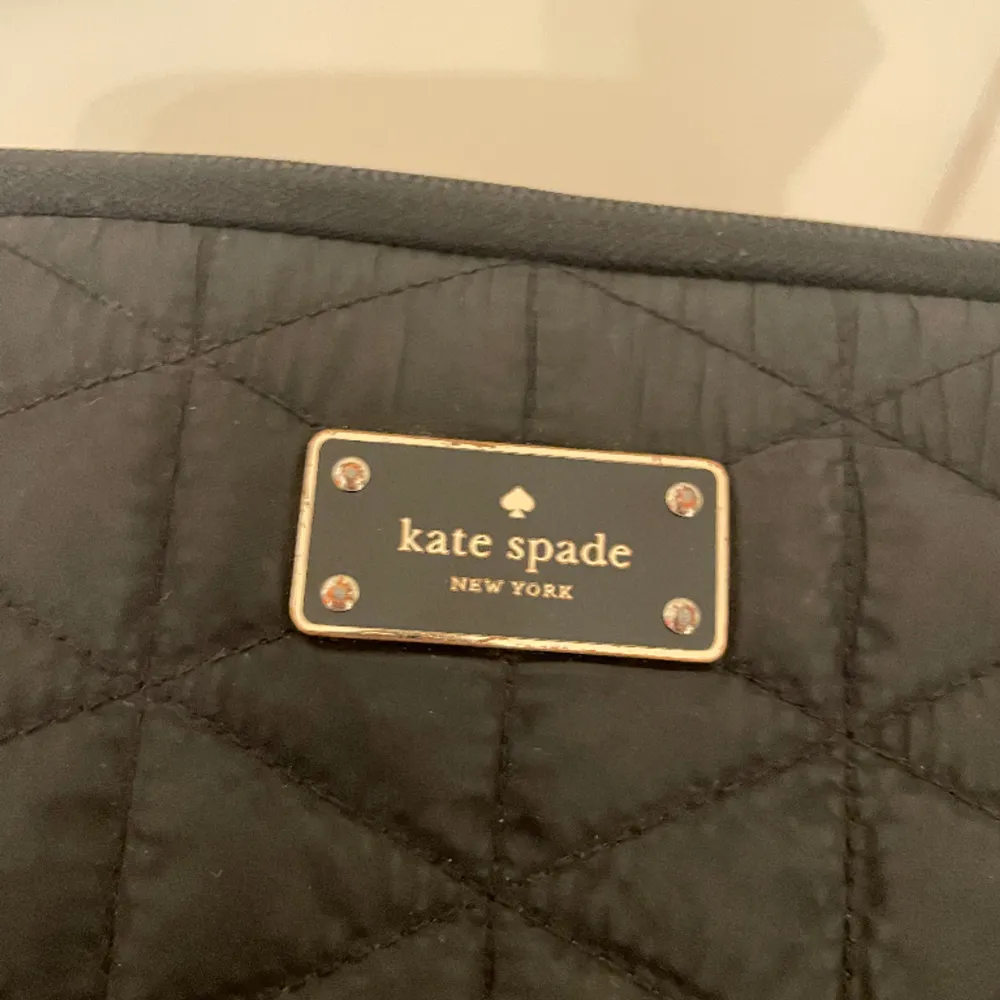 Datafodral från kate spade. Köptes i usa för ca 5 år sen. Bra skick. Accessoarer.