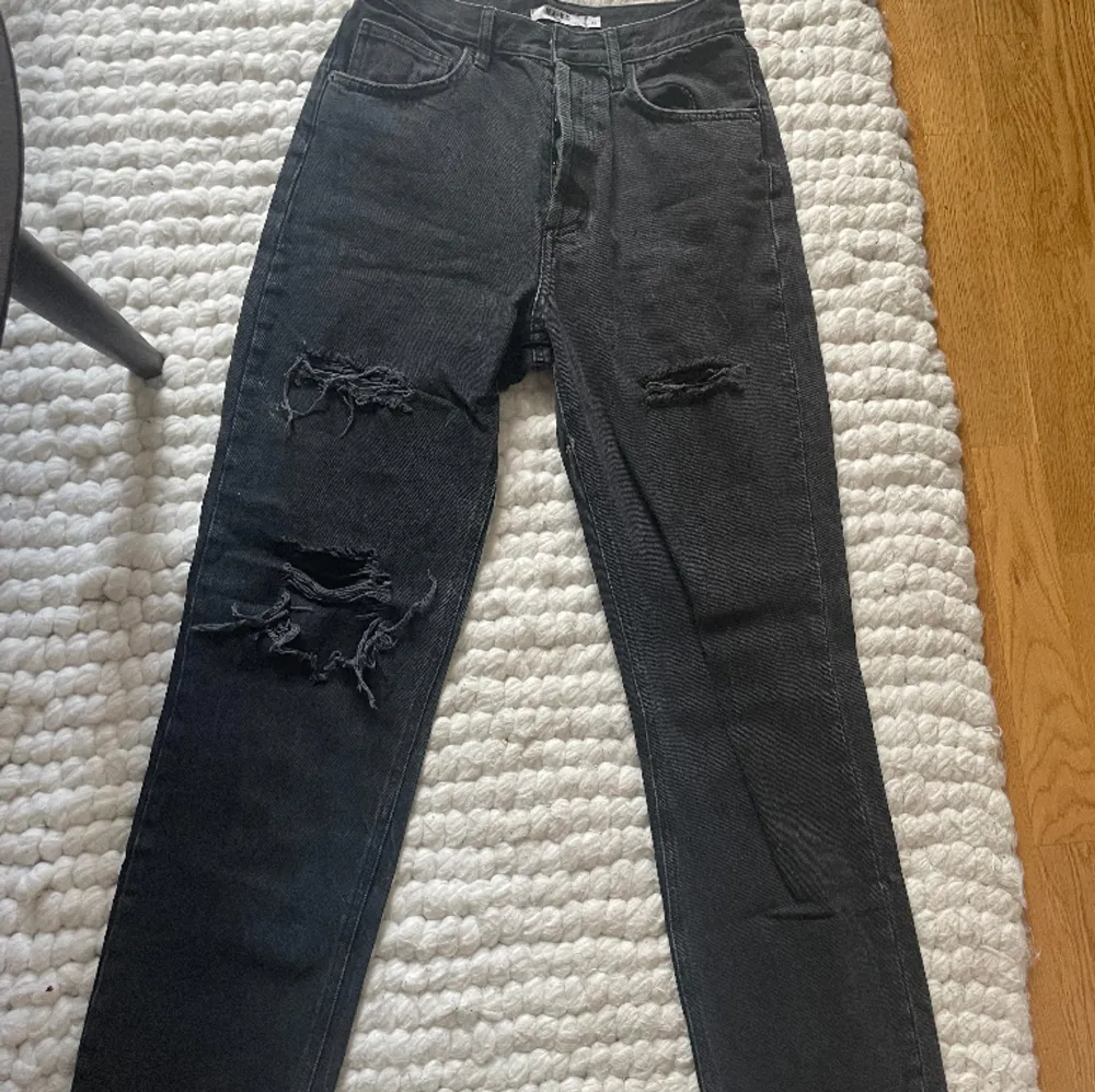 Coola jeans med hål 💓 Från NA-KD och passar mig som har långa ben (180cm) . Jeans & Byxor.