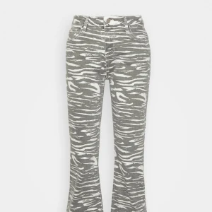 Guess zebra jeans - Säljer dessa jeans och de är endast använda ett fåtal gånger så de är i bra skick!🩷