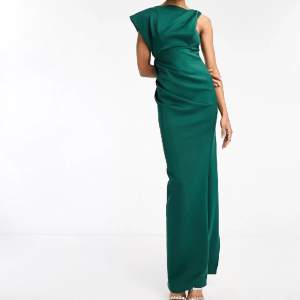 Grön balklänning från Asos i storlek 40 tall. Klänningen är endast provad, ny skick med lapp kvar. Nypris 739kr. Skriv för egna bilder.