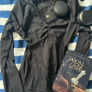 Black lace top🌷 - Beautiful long sleeved shirt with a adorable lace fabric cutout perfect for the winter season and brings book girl vibes🌸 It is originally from H&M and nearly worn Size XS #bookgirl #cozy 