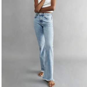 Säljer ännu ett par Full Lenght Flare Jeans från Gina Tricot! Ljusblåa med medelhögmidja 🤍Köpta för ca ett år sedan för 499kr. Säljer för jag tyvärr inte använt dem så mycket 🤍 Kontakta för frågor eller fler bilder 🤍 Säljer även mörkgråa o mörkblåa 🤍
