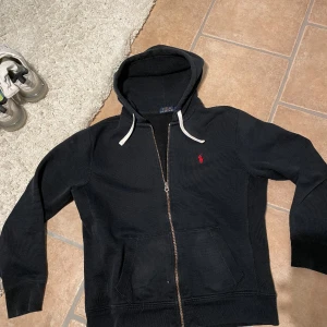 Ralph lauren hoodie - Jätte fin Raffe hoodie i bra skick. Og hoodien. Storlek L tts. 