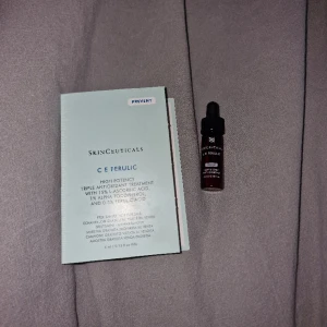 Serum - Antioxidant serum helt ny, se bild för info om den🫶🏼 Efter apliccering på ansikte kan man ta resterande som är på handen för att smörja andra delar av kroppen!