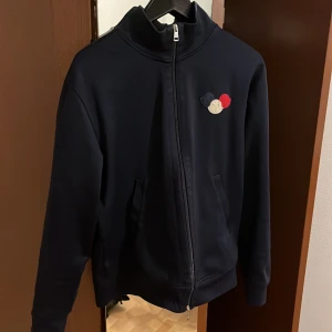 Moncler tröja - Storlek XL men passar perfekt L/M Skicket är 8/10 Priset kan diskuteras. 