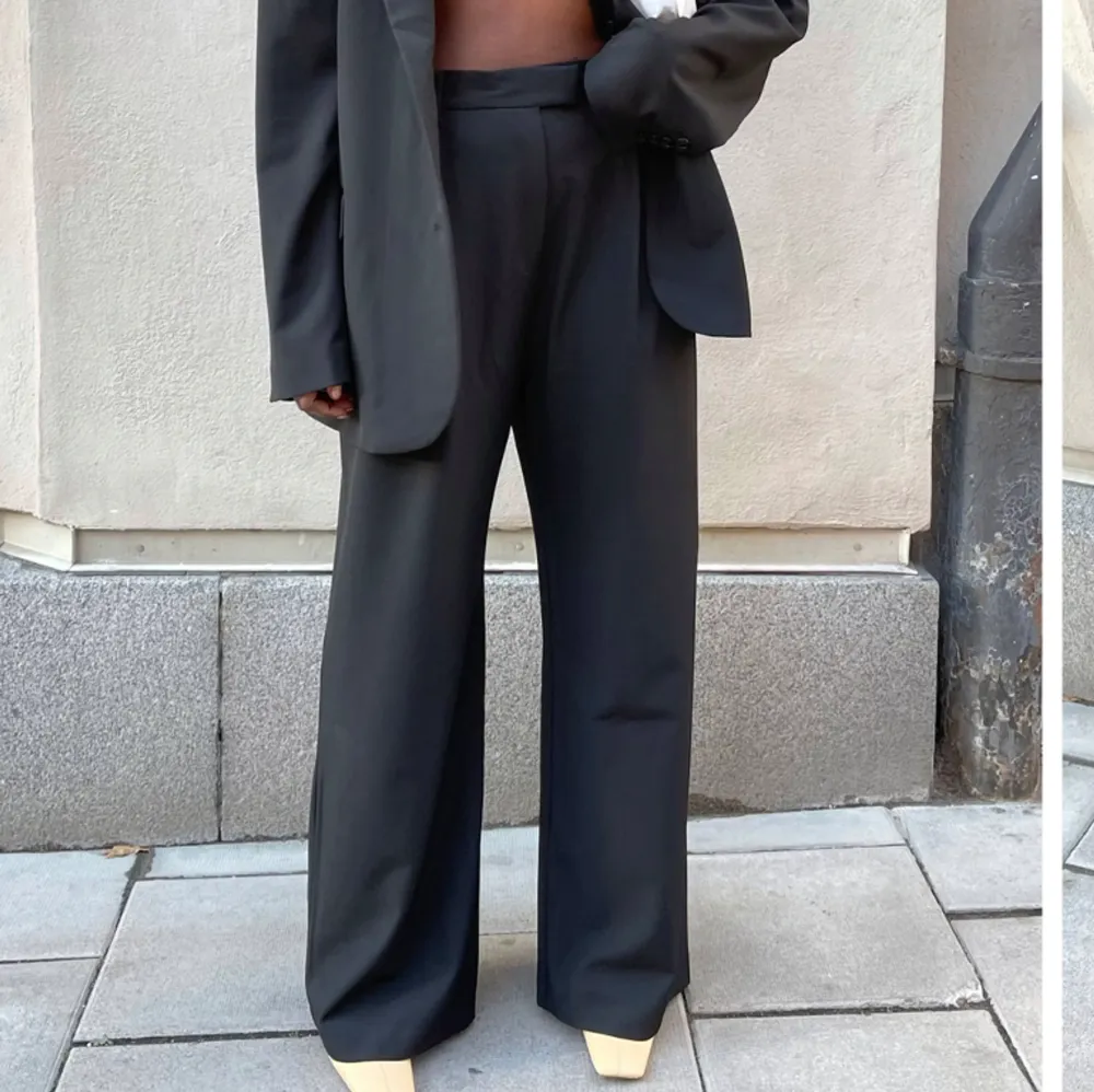 Djerf Avenue kostymbyxor i XS, använda en gång, för små för mig tyvärr :(  Nypris 1499:- mitt pris 1000:- + frakt . Jeans & Byxor.