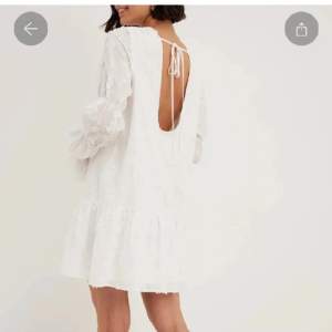 Säljer denna fina vita klänningen ifrån nakd, den är perfekt nu inför studenten. Den är helt oanvänd och har alla lappar kvar. Tänkte ha den själv men har hittat en annan🩷storlek 36, skriv för egna bilder!