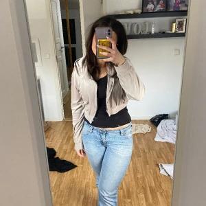 kort kofta  - jättefin beige kort kofta i mjukt material. passar nog s-m