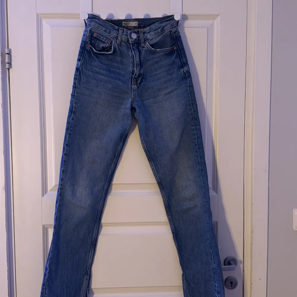 Ett par blåa straight jeans från ginatricot. Väl använda men i gott skick. Storlek 32/32. Jeans & Byxor.