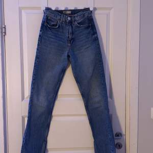 Ett par blåa straight jeans från ginatricot. Väl använda men i gott skick. Storlek 32/32