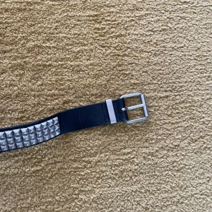 Bälte med nitar  - Coolt läderbälte med nitar. Säljer för att det är en aning för stort. 