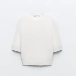 Säljer denna populära Zara tröjan i storlek M. Jag brukar vanligtvis ha storlek S men den passar både S och M! 💞 Andvänt 3-4 gånger! Tvättat 1 gång!