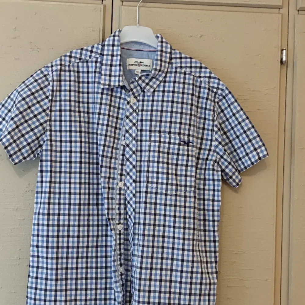 Kortärmad sommar skjorta i storlek 170 (barn storlek). Jättefin skick!. Skjortor.
