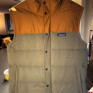 Patagonia dunväst  - Fin dunväst från Patagonia. Storlek medium, mycket gott skick. 