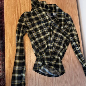 Rutig långärmad tröja/skjorta - Helt oanvänd, fin divided skjorta/tröja från h&m perfekt till hösten! Den är lite genomskinlig så en tröja/topp under passar hur bra som helst om man föredrar det! Storlek EUR XS, US XS, CA TP, MX XCH, CN 160/80A