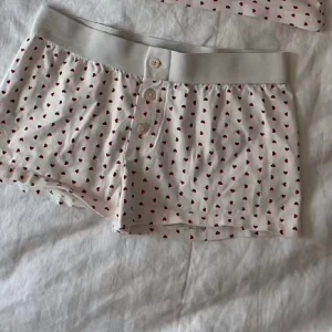 Heart pj shorts  - Säljer dessa oanvända och populära short från Brandy Melville som är slutsålda. Prislapp kvar! Nypris 165kr men säljer för 150kr, pris kan diskuteras vid snabb affär💕