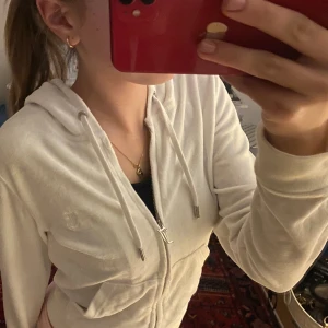 Juicy couture tröja  - Jätte skön tröja! Passar till typ allt💕 storlek S💕 ny pris ca 1000kr