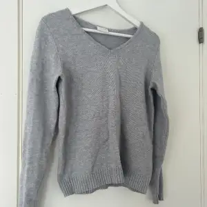 Jättefin grå tröja från vila! Knappt använd och i bra skick, inga defekter!💕