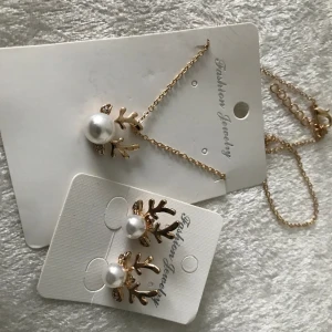 Pärlor / Strass Antler Halsband med örhänge  - Halsband 50.00cm+5.00cm hänge ca 2.00 * 1.80cm  155kr/set 