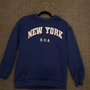 Mörkblå tjocktröja - Mörkblå tjocktröja från SHEIN i strl xs nästan aldrig använd🤍