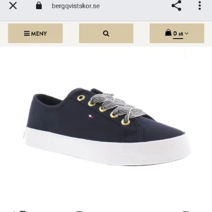 Tommy Hilfiger skor - Säljer eftersom som de är för små. De är väl omhändertagen/ Bra skick Hoppas nån kan få de o vara lika glad som mig. (Pris kan diskuteras)  Orginal pris 799 kr  Kommer då klart ge de en tvätt innan jag skickar iväg de. 
