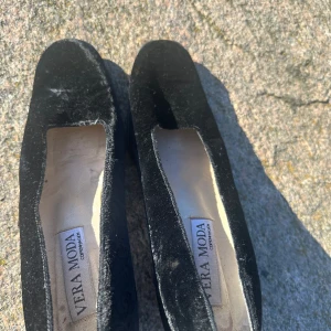 Pumps i svart sammet - Svarta sammetspumps , använda men helt ok i skick!