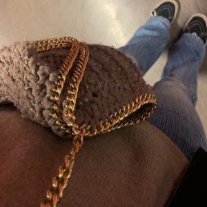 Stickad kedjeväska - sjukt snygg beige stickad kedjeväska!! 