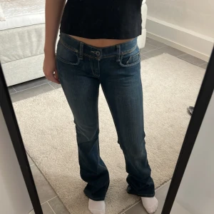 Lågmidjade jeans - Superfina lågmidjade blå jeans i jättebra skick som inte kommer till användning. Midjemått tvärs över 36 cm och innerbenslängd 85 cm!! Är 166 och de är för långa på mig❤️❤️