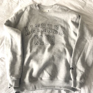 Junkyard sweatshirt - Snygg grå sweatshirt från Junkyard.  Märke Yôke.  Jättebra skick och storlek S. 